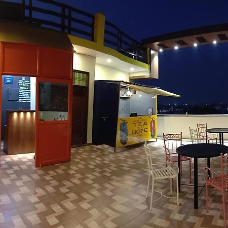 Hashtag Traveler'S Hostel Lucknow Exterior foto